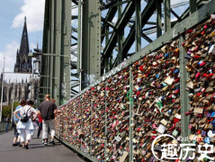 世界上10大能锁住爱情的地方 巴黎爱情桥